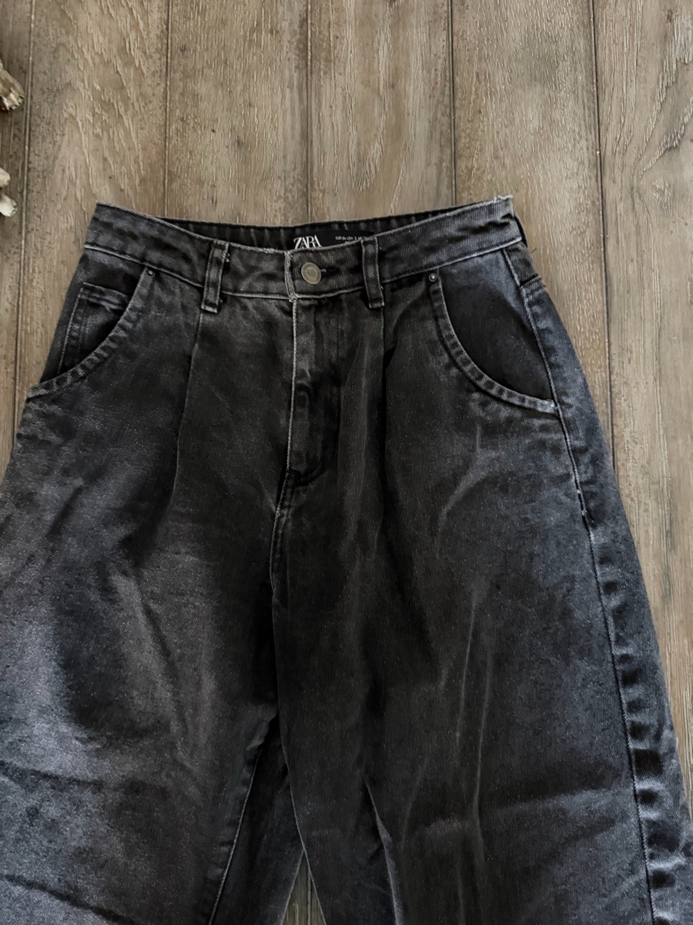 Zara High-Waist Relaxed Black Barrel Jeans - Picture 3 of 12